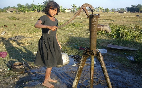 Kind beim Wasserholen in Indien