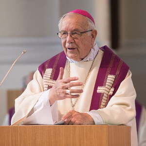 Bischof Maximilian Aichern