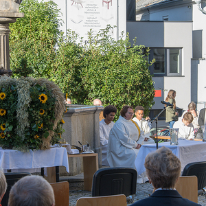 Erntedank Feier in der Pfarre Kirchdorf/Krems mit Pfarrer P. Severin Kranabitl am KirchenplatzFoto: Jack Haijes 