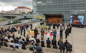 Multireligiöse Corona-Gedenkfeier am Maindeck des AEC in Linz