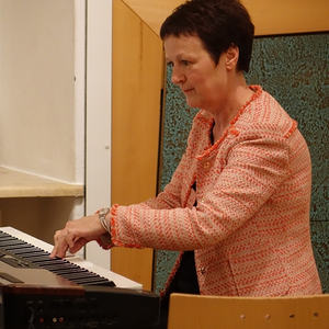 Michaela Aigner am E-Piano