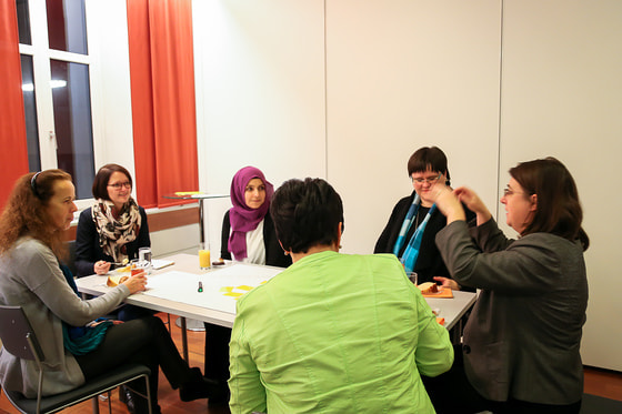 v.l.n.r.: Eva-Maria Kienast, M.A. (Leiterin Haus der Frau Linz), Hatice Başer (Muslimin, Vorsitzende ALIF Mädchen), Elisabeth Greil (Katholische Christin, Religionspädagogin), Mag.a Gabriele Eder-Cakl (Katholische Christin, Leiterin Pastoralamt der D