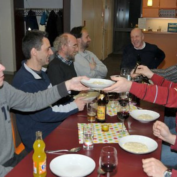 Männer kochen