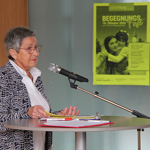 Dorli Reindl begrüßt die Gäste und bedankt sich bei der Stadtgemeinde Leonding und der Pfarre Leonding-St.Michael für die Unterstützung