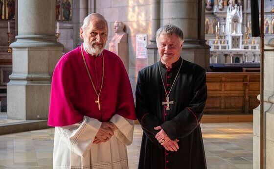 Bischof Manfred Scheuer (r.) bedankte sich beim langjährigen Dompropst Wilhelm Vieböck für dessen Dienst im Domkapitel und in der Diözese Linz.