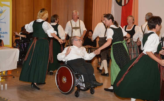 Rollstuhlfahrer Hans-Peter Zunk tanzt bei der Volkstanzgruppe Sonnberg mit
