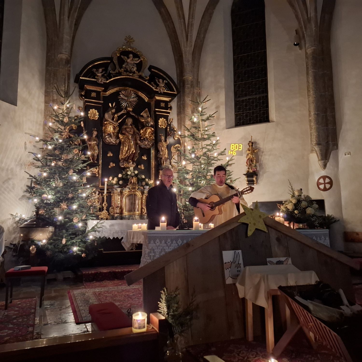 Johann Huber und Kaplan Franziskus sangen 'Stille Nacht' in der Originalversion.