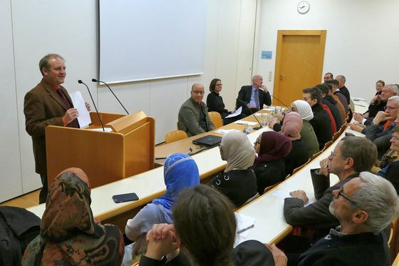 Religionsgespräch an der KU Linz. Moderation Univ.-Prof. Dr. Ansgar Kreutzer, am Podium von li: Univ.-Prof. Dr. Mouez Khalfaoui, Dr.in Maria-Katharina Moser, em. Univ.-Prof. Dr. Josef Weidenholzer.