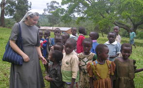    Sr. Antonia Dulong mit Kindern in Uganda    