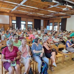 Publikum beim Vortrag von Maria Theresia Ploner