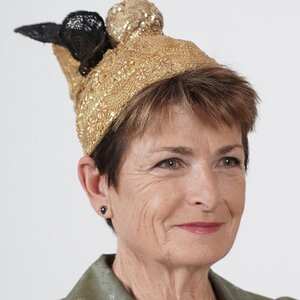 Martina Pühringer, Obfrau der OÖ Goldhauben-, Kopftuch- und Hutfrauen, leistete mit ihrer Organisation einen großen Beitrag zur Restaurierung des Turmkreuzes des Linzer Mariendoms.