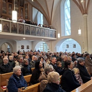 volle Kirche mit Fröhlichkeit