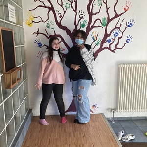 Die Kids beim Baum gestalten