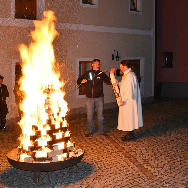 Entzündung der Osterkerze am Osterfeuer