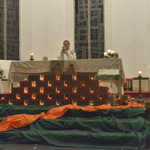 Stimmungsvoller Abendgottesdienst mit Taizé-LiedernGesänge, die Einfachheit ausstrahlen und zur Ruhe kommen lassen, das sind die Lieder der französischen Taizé-Gemeinschaft. Etwas von dieser Atmosphäre wurde bei der Sonntag-Vorabendmesse in Kirchdor