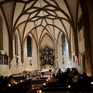Die dunkle Kirche erstrahlt in einem Lichtermeer.