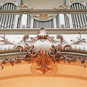 Blick zur Orgelempore: Stuck von Franz Joseph Ignaz Holzinger