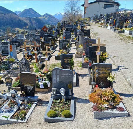 Gräber am Friedhof in Maria Neustift