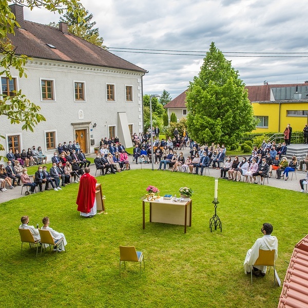 Firmungsgottesdienst am Pfarrplatz