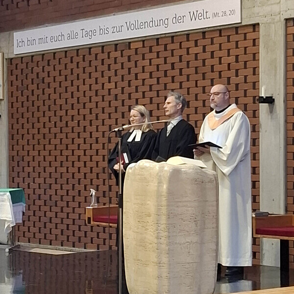 Ediana Kumpfmüller, Fritz Wasmeier, Markus Peböck im Altarraum