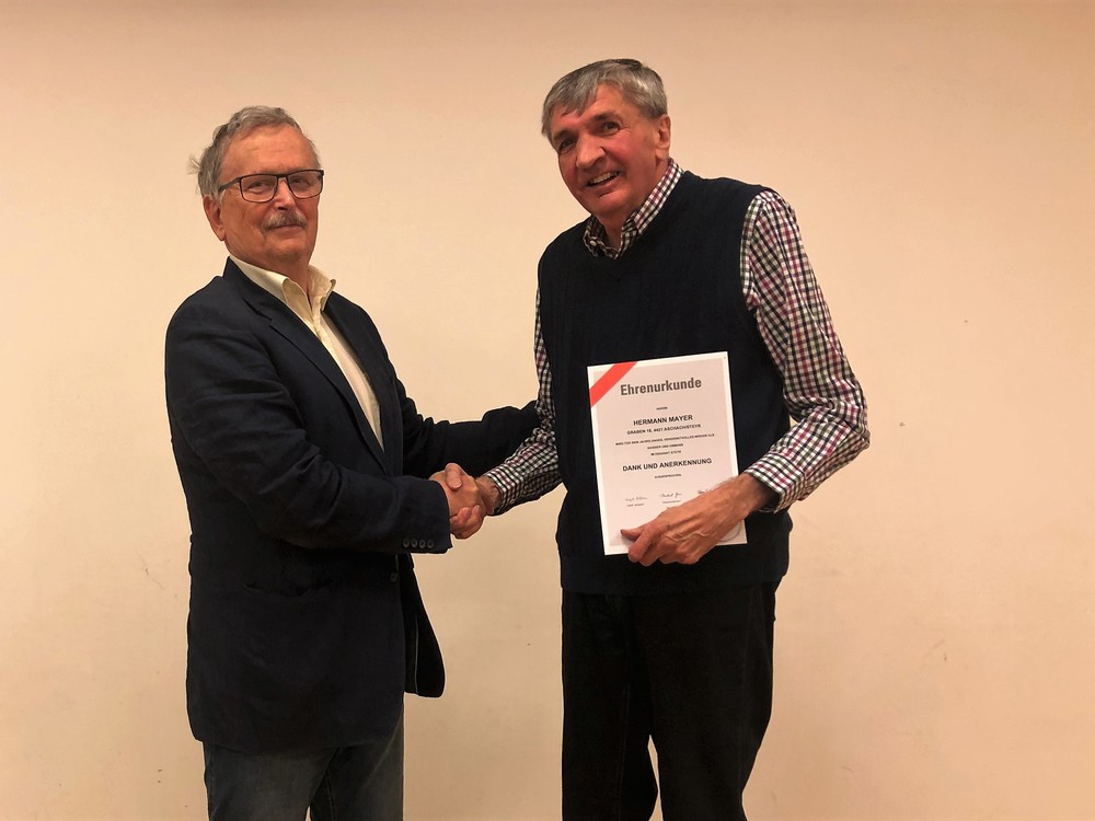 Manfred Indrich (links) gratuliert Hermann Mayer für 35 Jahre Engagement im Dekanat Steyr