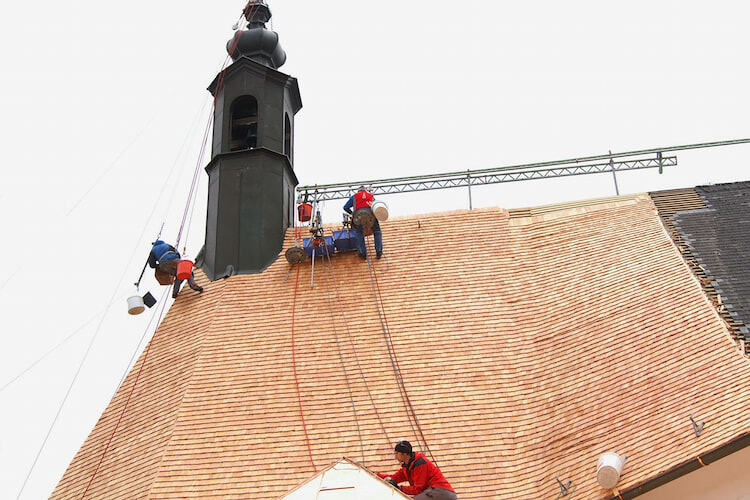 Außensanierung und Eindecken des Kirchendaches mit Lärchenschindeln