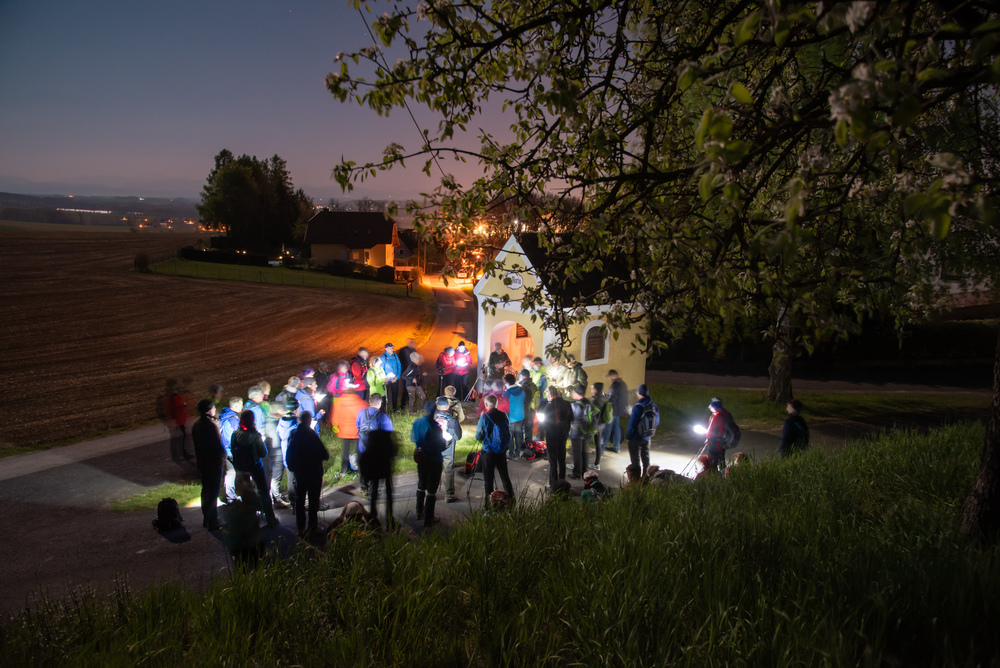 Personen in der Nacht bei eine rKapelle