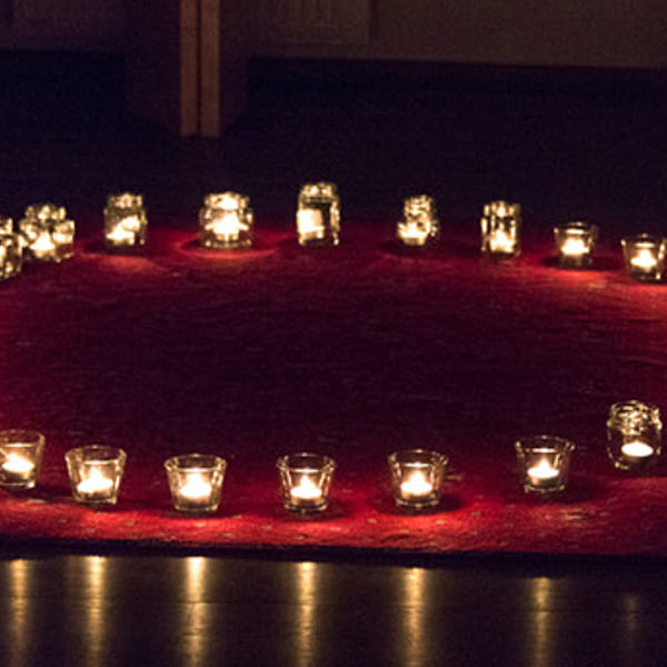 Nacht der 1000 Lichter erstmals auch in in der Pfarre Kirchdorf/Krems. Der Lichterweg begann am Kirchenplatz und führte durch die Kirche. Dort gab es mehrere Impuls-Stationen: Genussmeditation, Namensbänke wie Glaubensbank, Kraftbank, Gott-Sei-Dank-B