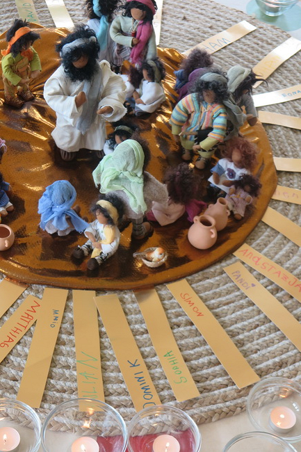 Die Schulanfänger besuchen die Schule