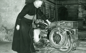 Bischof Franz Zauner und sein Motorrad, ein legendäres 'Gespann'