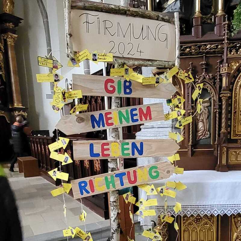 Vorstellung der Firmlinge in der Pfarrkirche