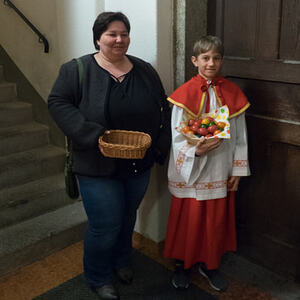 Ostereierausteilen der Ministranten