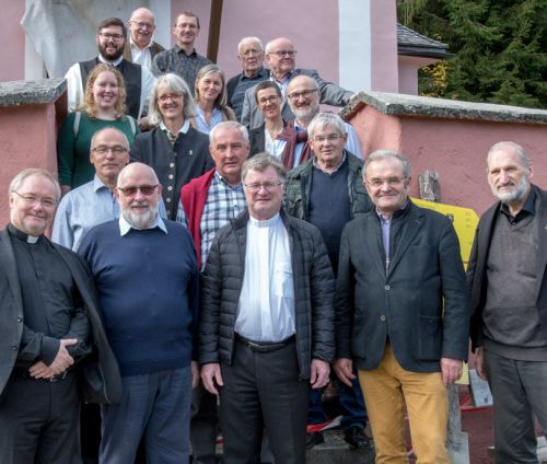 Bischofs Visitation Dekanat Bad Ischl / © Jack Haijes, Jack Haijes Bischofs Visitation Dekanat Bad Ischl, Wanderung der Visitatoren mit den Mitgliedern der Dekanat Bad Ischl in GosauBild: Besichtigung KalvarienbergkircheFoto: Jack Haijes