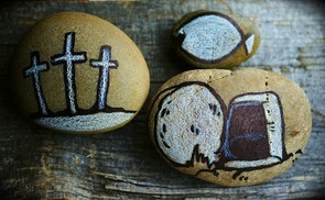Steine mit Symbolen der Osterzeit