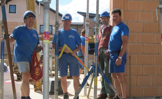 Polier Martin Buchmeier mit pfarrlichen Mitarbeitern