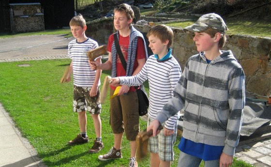  Ministranten gingen von Haus zu Haus mit ihren Ratschen