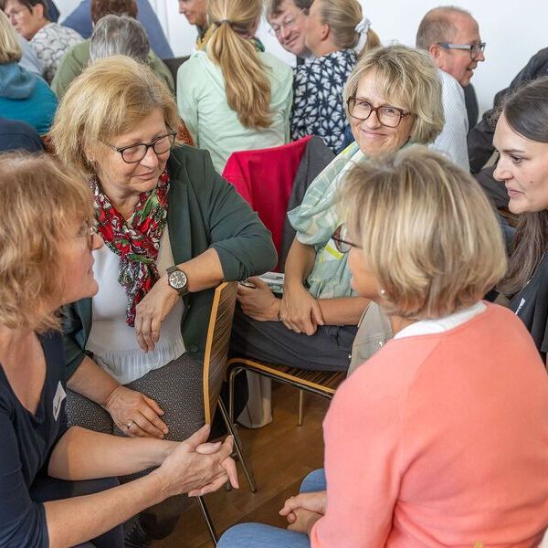 Bei der Startveranstaltung des Dekanats Reichersberg war Zeit für Fragen und für Austausch.
