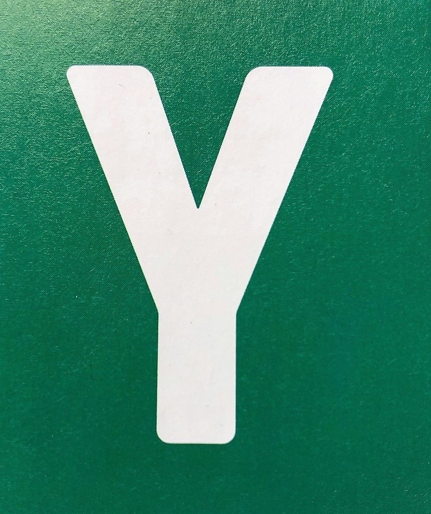 er Großbuchstabe Ypsilon in weiss in einem türkisen Quadrat