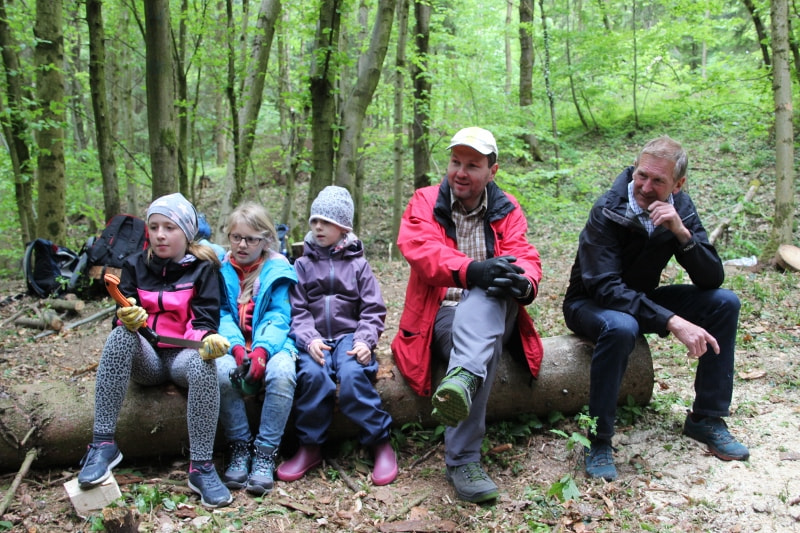 Wir bauen eine Waldkugelbahn / KMB / Hannes Hofer Jausnen im Wald