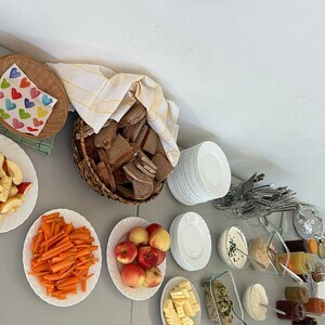 Gedeckter Frühstückstisch