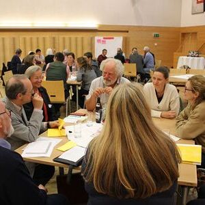 Die Teilnehmer:innen tauschten sich in Tischgruppen aus.