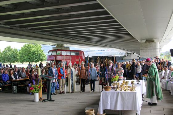 Festgottesdienst und Junia-Fest unter der Eisenbahnbrücke mit Bischof Manfred Scheuer / © Diözese Linz / Clemens Marckhgott Bischof Manfred Scheuer segnete die Pilgerstäbe.