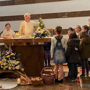 Kinder um den Altar versammelt