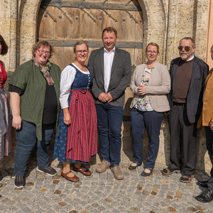 Gruppenfoto aktuelle mit ehemaligen Mitarbeitenden in der Pfarre Kirchodrf