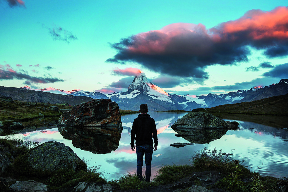 Schöpfung / joshua-earle-etsVKbvxhCc-unsplashjoshua-earle-etsVKbvxhCc-unsplash Eine Person vor einer tollen Gewitterstimmung