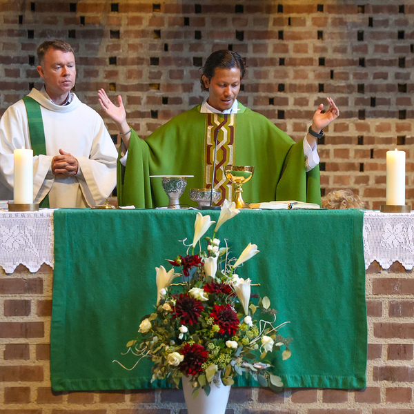 Pater Eduardus Only Putra beim ersten Gottesdienst in unserer Pfarrkirche