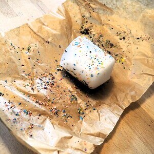 Kerze verzieren mit Wachsmalkreideresten