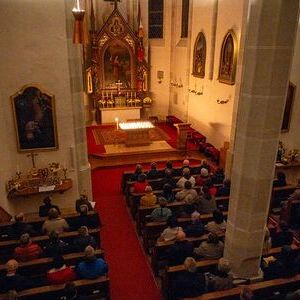 Bild der Hofffnung: Die vielen kleinen Lichter auf dem Altar in der Kirche bildeten einen großen Lichtschein.