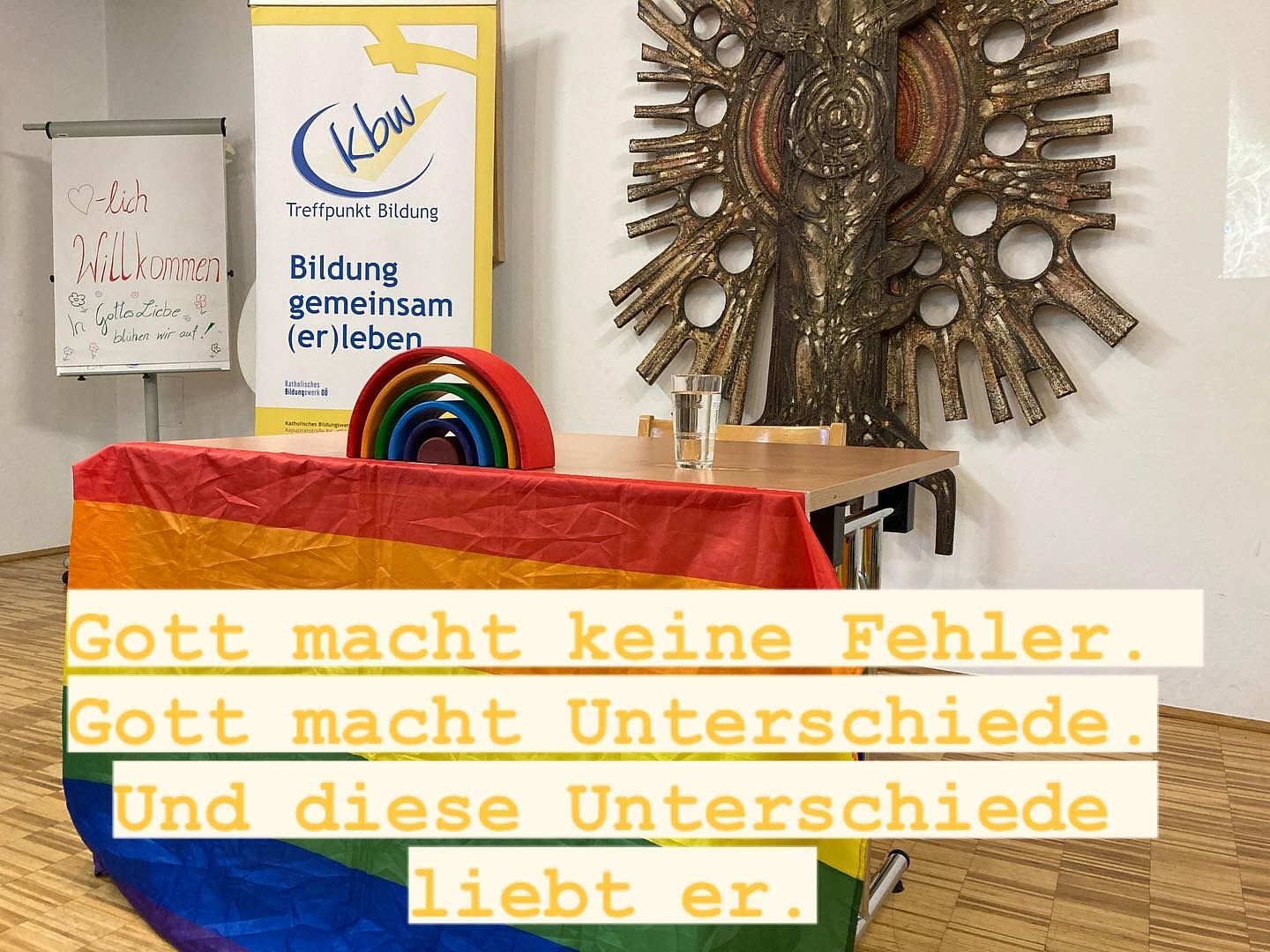 Vortragstisch Regenbogenpastoral Pfarrsaal
