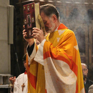 Dompfarre Maximilian Strasser mit dem Evangeliar